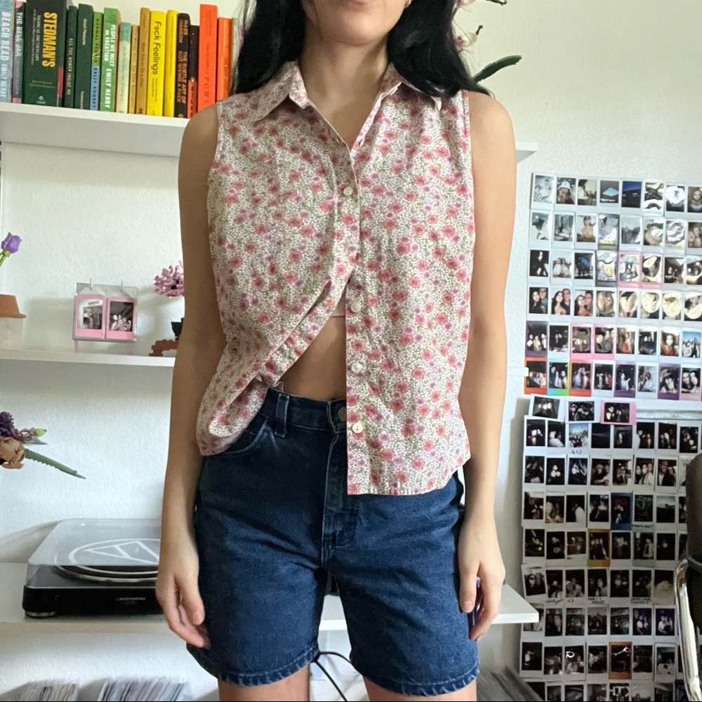 Ann Taylor sleeveless button down
